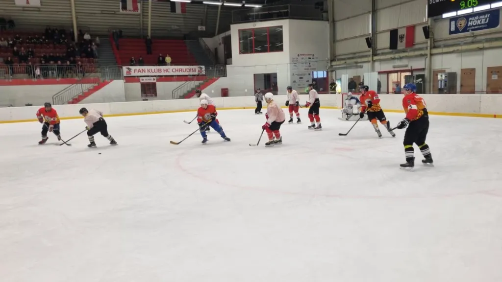 Hasiči a záchranáři zkřížili hokejky pro dobrou věc. Tomíkovi ze Ždírce vybojovali přes 27 tisíc