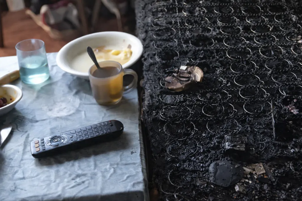 Smrtící požár v osmém patře. Hasiči v Nové Pace sice plameny zkrotili za šest minut, lidský život už ale nezachránili