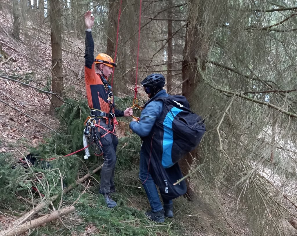 Dvacet metrů nad zemí. Hasiči na Zvičině složitě zachraňovali paraglidistu uvízlého ve stromě