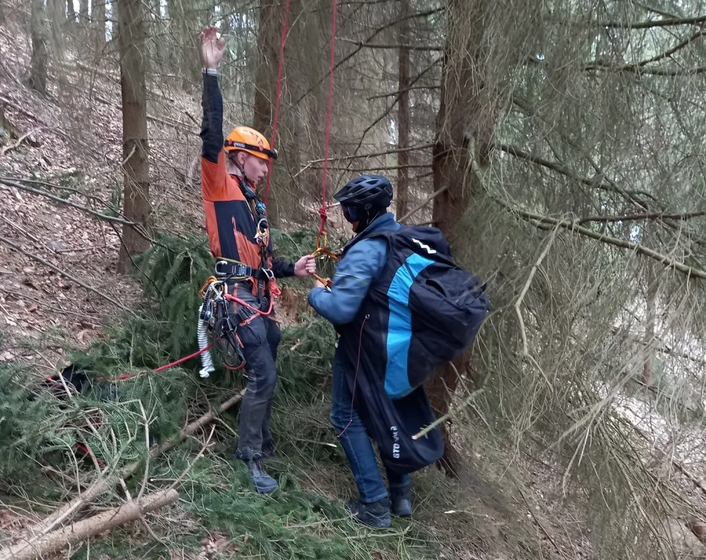 Dvacet metrů nad zemí. Hasiči na Zvičině složitě zachraňovali paraglidistu uvízlého ve stromě