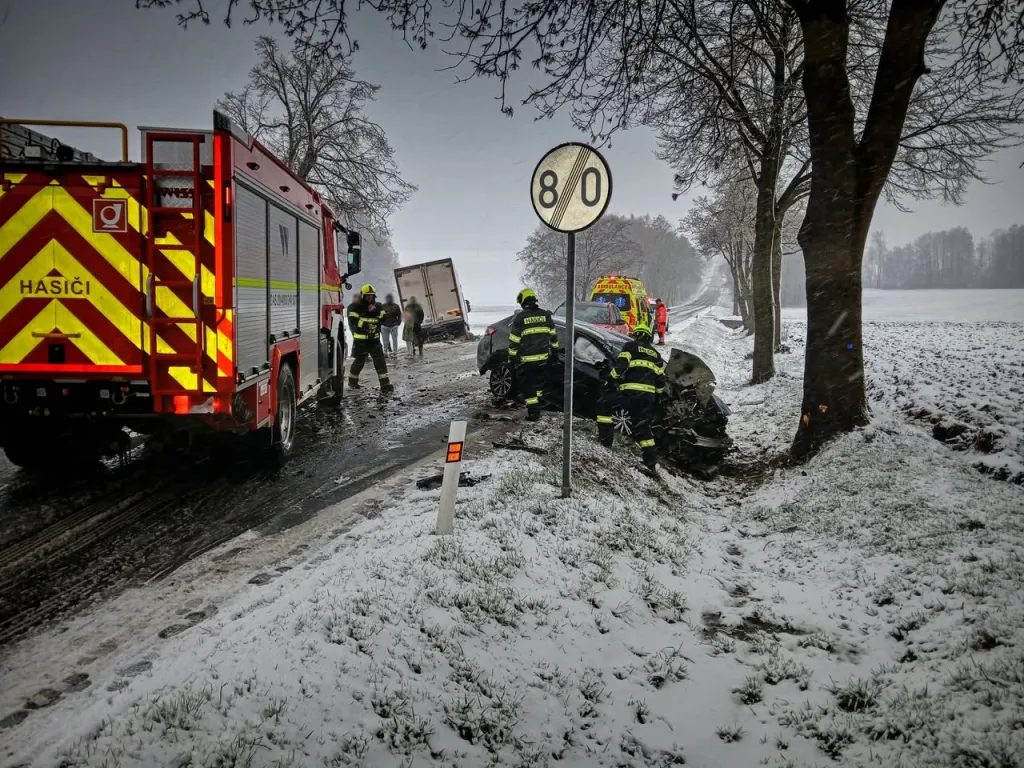 Sníh v Oldřiši útočil: Po střetu s kamionem skončil osobák mimo silnici, alarm spustil eCall