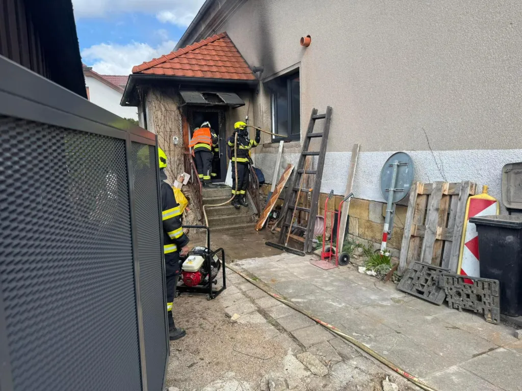 Zkrat a plameny. Aprílový požár v Novém Bydžově poslal jednoho člověka do rukou záchranářů