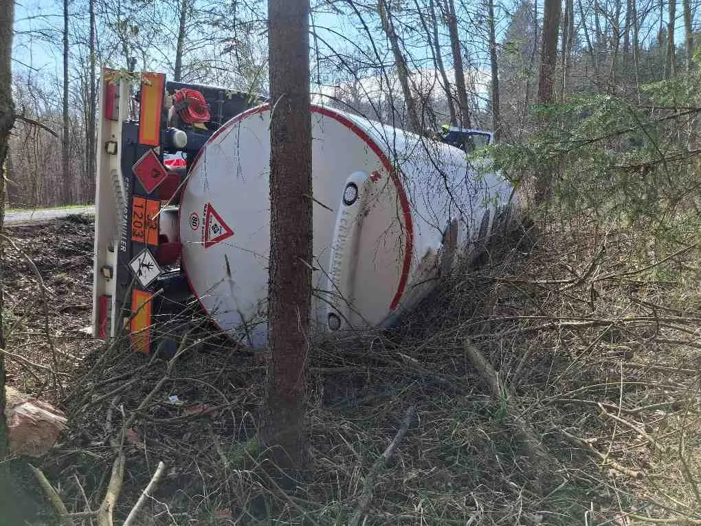 U Lišic na Královéhradecku havarovala cisterna s benzinem a naftou. Náklad se podařilo uchránit