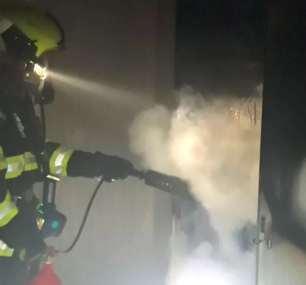 Ranní budíček v Paláci Pardubice! V zázemí kina chytly záložní baterie a hasiči se u jejich hašení pořádně zapotili