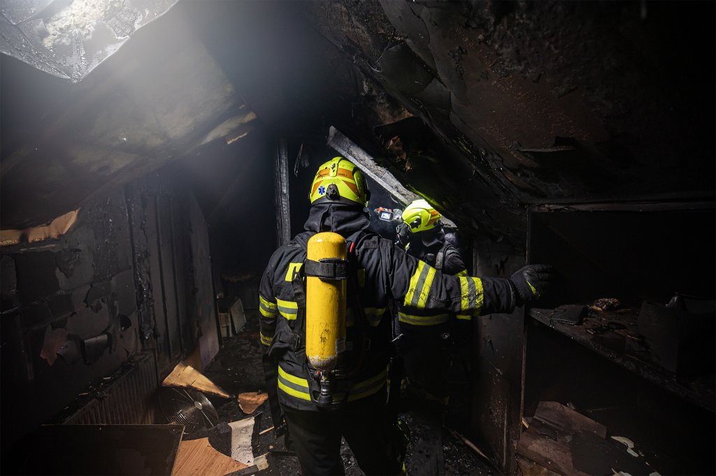 Polední drama v Nechanicích! Plameny ničily podkroví rodinného domu. Dva zranění jsou v péči zdravotníků