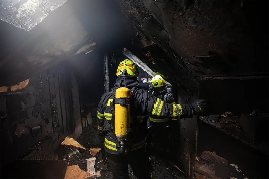 Polední drama v Nechanicích! Plameny ničily podkroví rodinného domu. Dva zranění jsou v péči zdravotníků