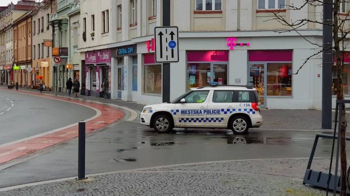 Jak je to s parkováním vozidla obecní policie na křižovatce v pěší zóně. Zeptali jsme se