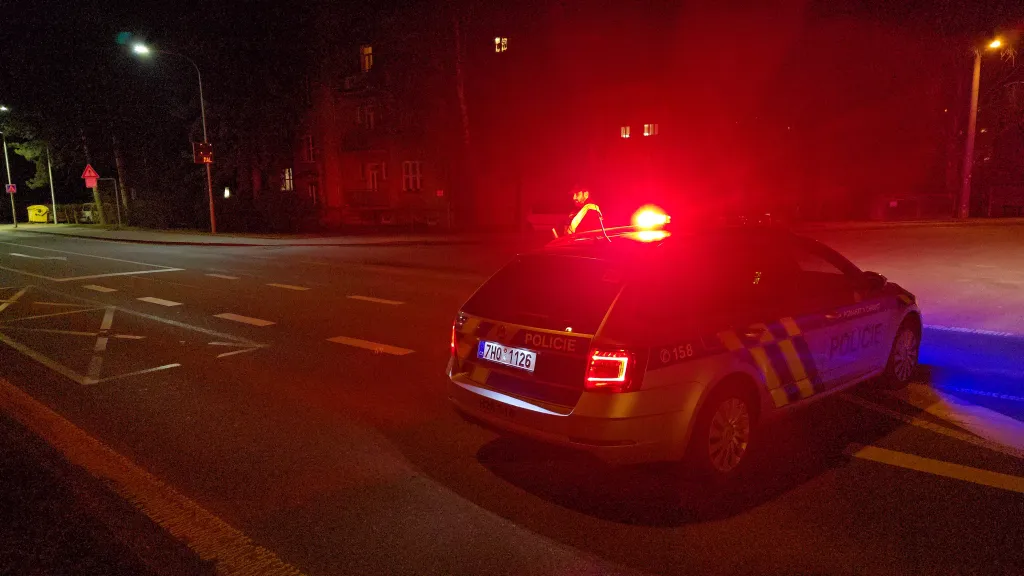 Vyšetřovací pokus kriminalistů uzavřel zhruba na 100 minut vytíženou silnici I/14