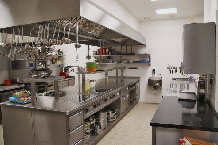 Mladí kuchaři kouzlí v nové kuchyni. Škola v Nové Pace získala i novou počítačovou učebnu