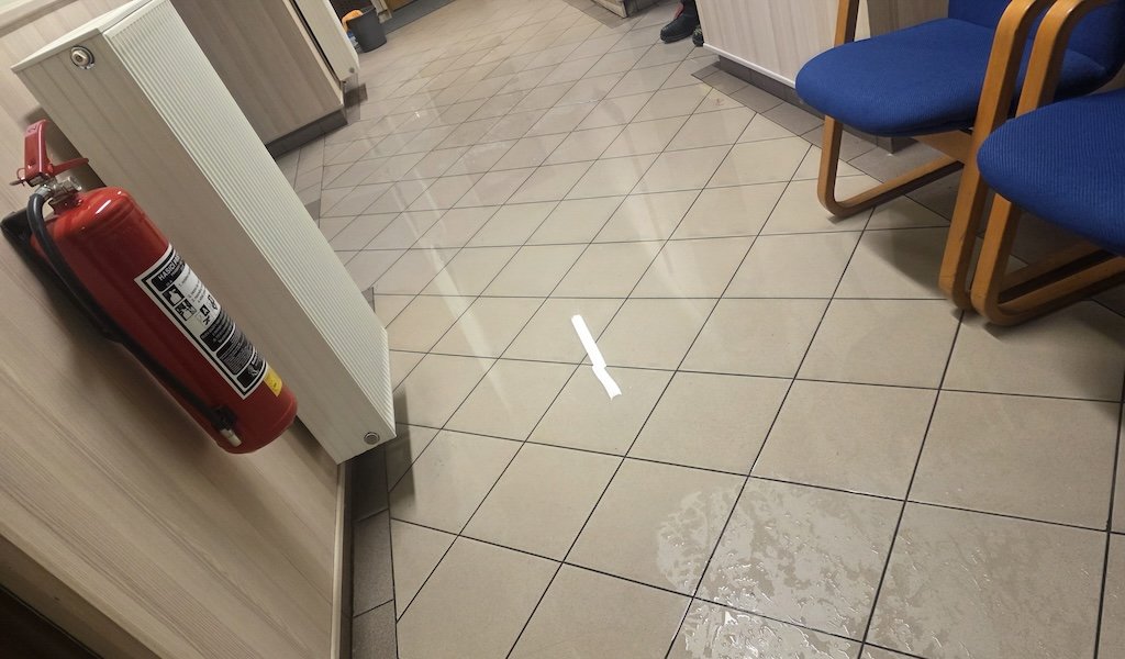 Prasklá voda vytopila obecní úřad, hasiči museli nasadit vysavače i vysoušeče