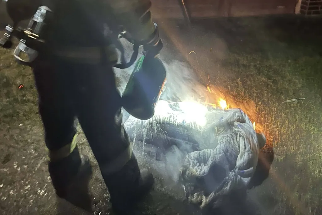 Noční požár rodinného domu v Polánkách nad Dědinou si vyžádal evakuaci pěti osob, jedna skončila v péči záchranářů