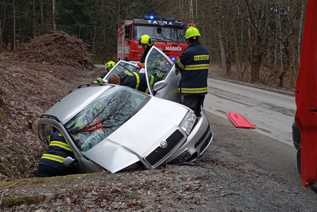 Osobní vůz narazil do mostku u Orlického Záhoří, pro zraněného spolujezdce letěl záchranářský vrtulník