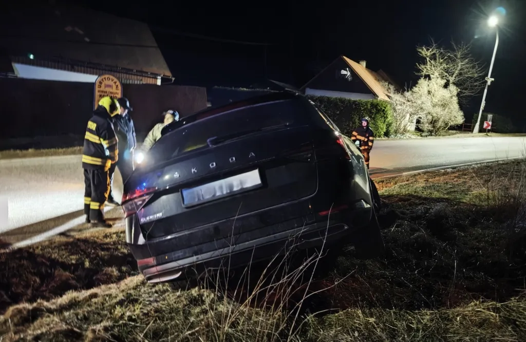 Ranní nehoda v Sedloňově: Černý Superb skončil v příkopě, řidič z místa zmizel