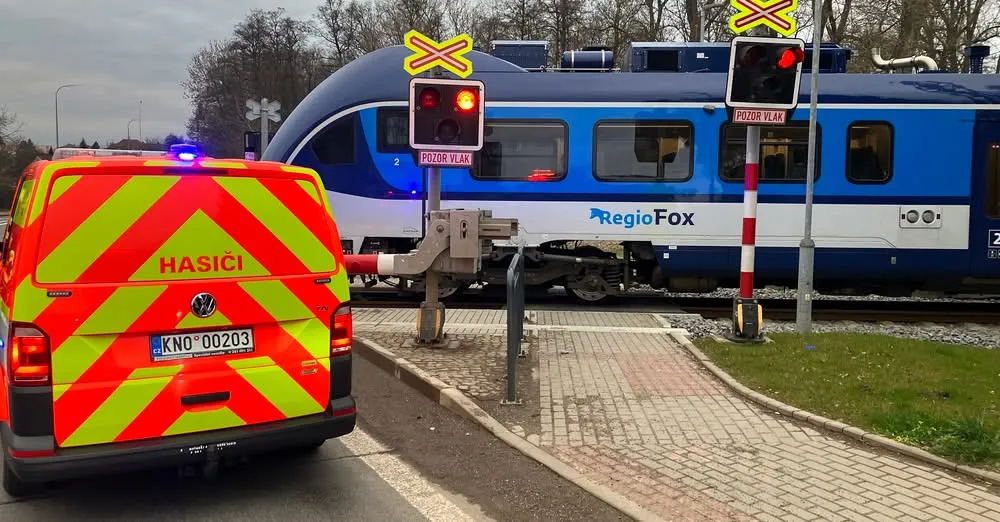 Nastražené kamení na kolejích zastavilo vlak u Častolovic, cestující vyvázli bez zranění