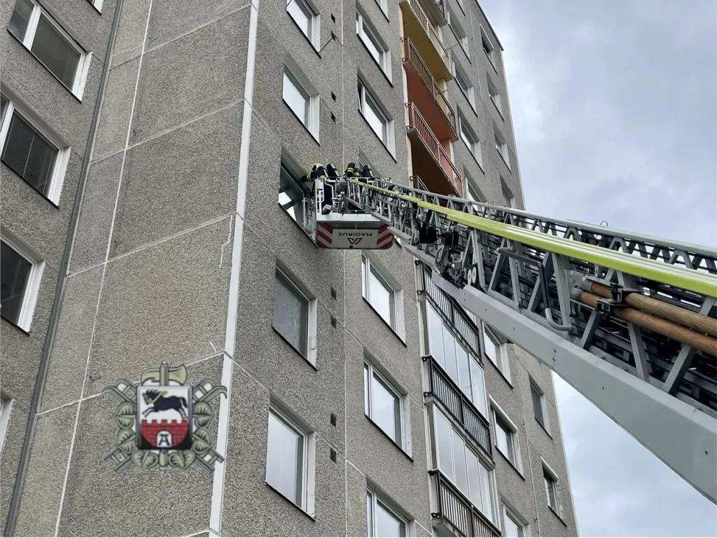 Zásah u výškové budovy v Chrudimi: Silný kouř měl na svědomí pouze spálený oběd