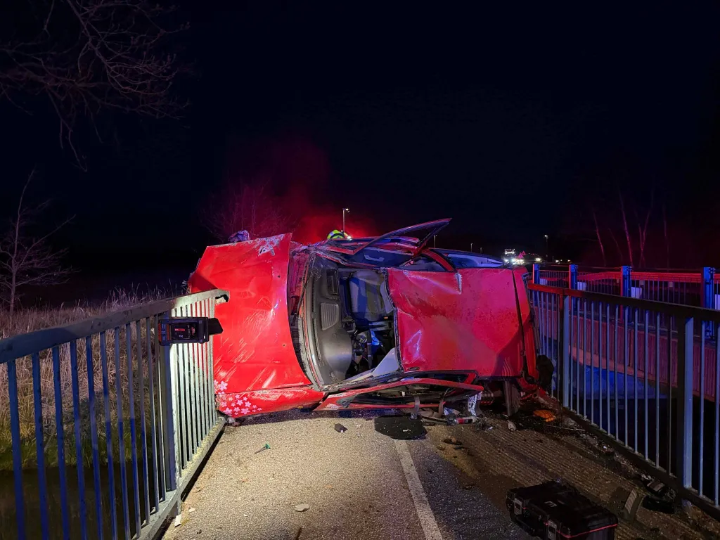 Ranní havárie v Lázních Bohdaneč: Osobní vůz skončil mezi zábradlím na mostku, zraněného řidiče ošetřili hasiči