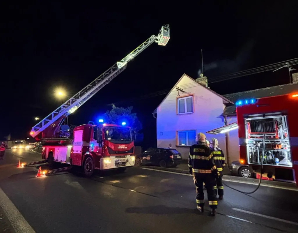 Častolovičtí hasiči v noci vyjížděli k požáru sazí v komíně, probudili spícího majitele