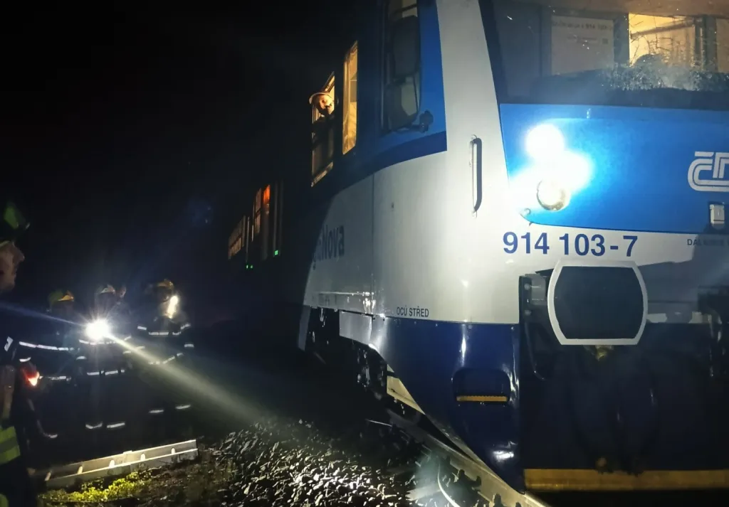Osobní vlak narazil do spadlého stromu, hasiči ve tmě evakuovali cestující