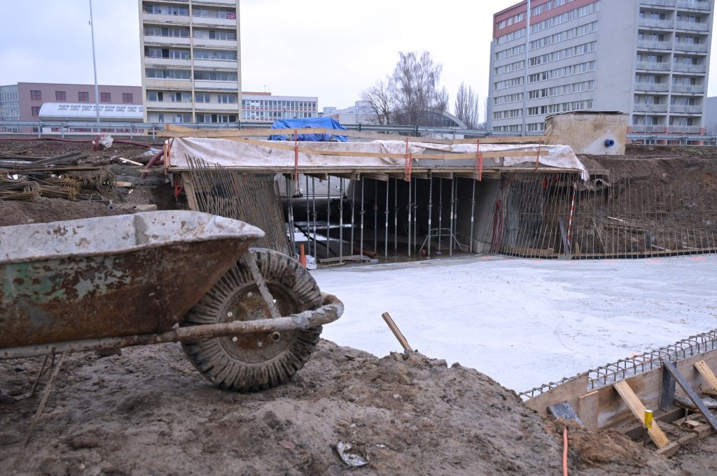 Stavba století v Hradci pokračuje: Bagry se zakously do Sokolské, křižovatka dál mění tvář