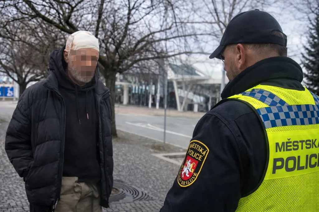Krvácel a měl žloutenku. Zraněný muž utekl z fakultní nemocnice, strážníci ho dopadli na terminálu