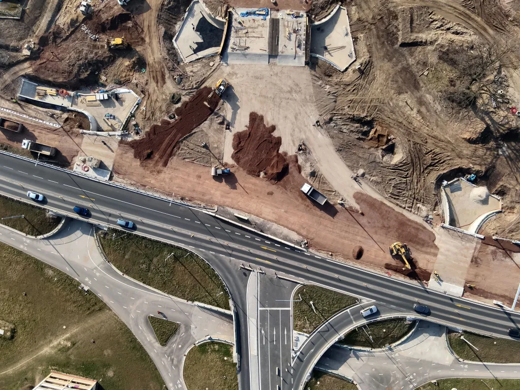 Hradecká Mileta roste před očima! Už se rýsují nové silnice, podchody i zastávky. Kdo už se těší, až tudy projedeme bez kolon?