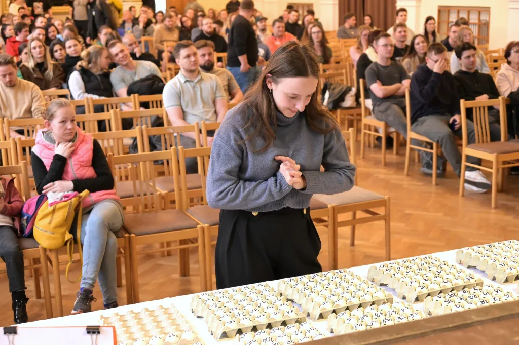 Platíčka od vajíček a pingpongové míčky. V Hradci Králové byli vylosováni nájemci startovacích bytů