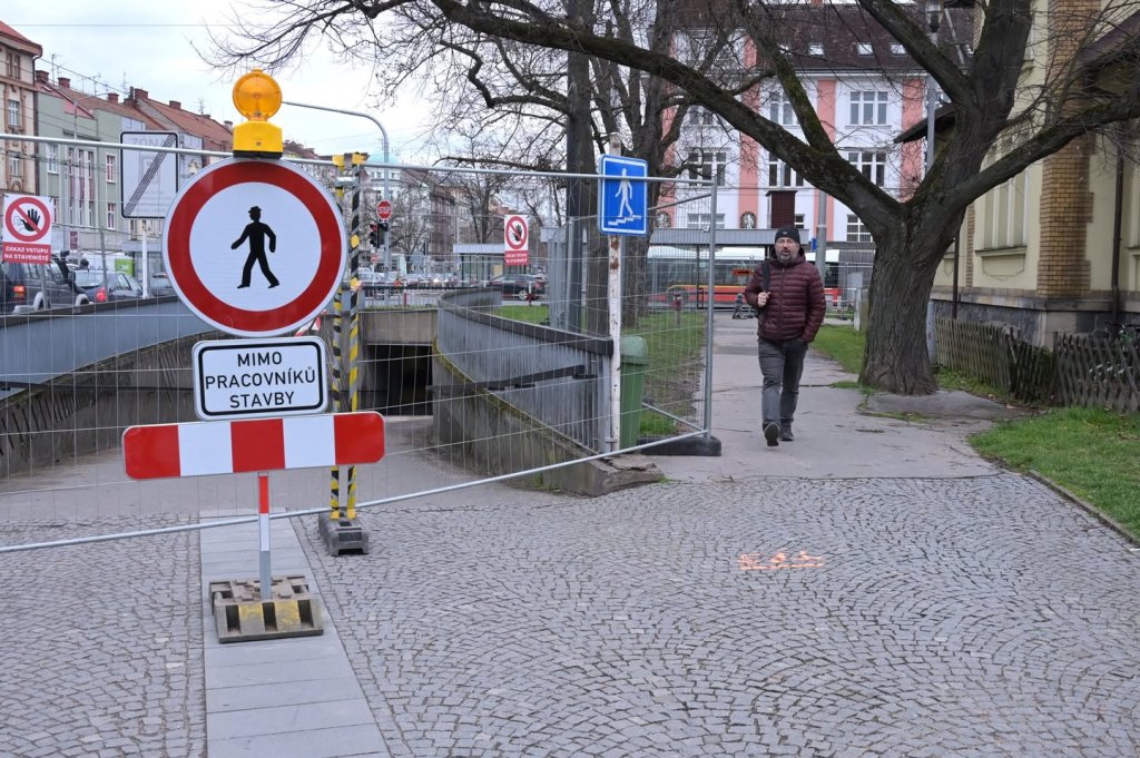 Podchod na Karla IV. je na tři týdny zavřený. Zkratka teď vede horem přes Střeleckou.