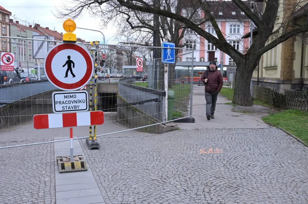 Podchod na Karla IV. je na tři týdny zavřený. Zkratka teď vede horem přes Střeleckou.