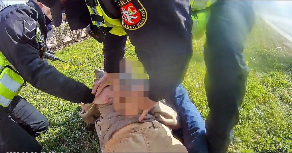 Sedm dní svobody a dost. Zdrogovaného mladíka naháněli po krádeži strážníci, skončil v poutech