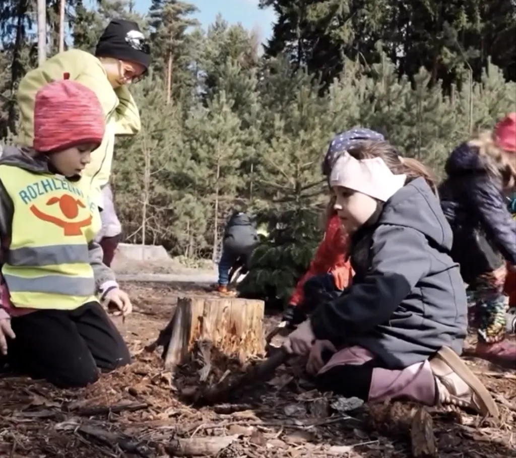 Hradecké děti pomohly vysázet stromky v městských lesích