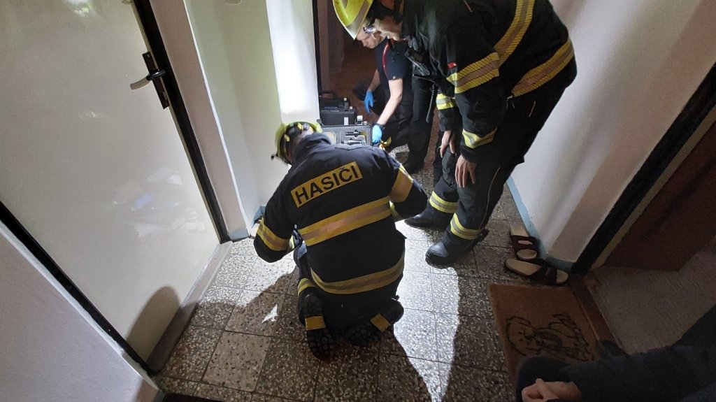 Všímavost zachraňuje životy: Seniorka ležela doma čtyři dny, pomoc zavolala kamarádka