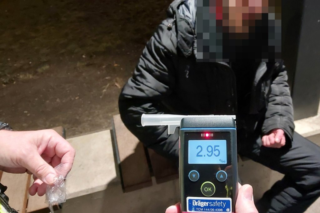 Zlomená noha a tři promile: Opilec na zastávce nezvládl ošetření, strážníci museli krotit agresi