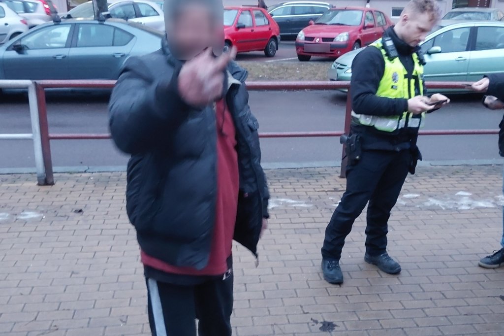 Šok na Višňovce: Opilý muž pod vlivem toluenu nadával dětem před školkou, skončil v poutech