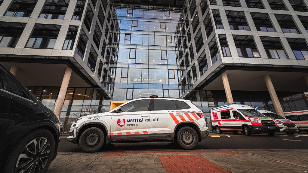 Asistence strážníků u nemocné ženy: Hlídka na žádost lékaře prověřila bydliště a zajistila převoz