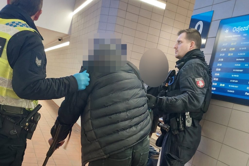 Cestující nenechali seniora v nesnázích, na pomoc přivolali hlídku strážníků