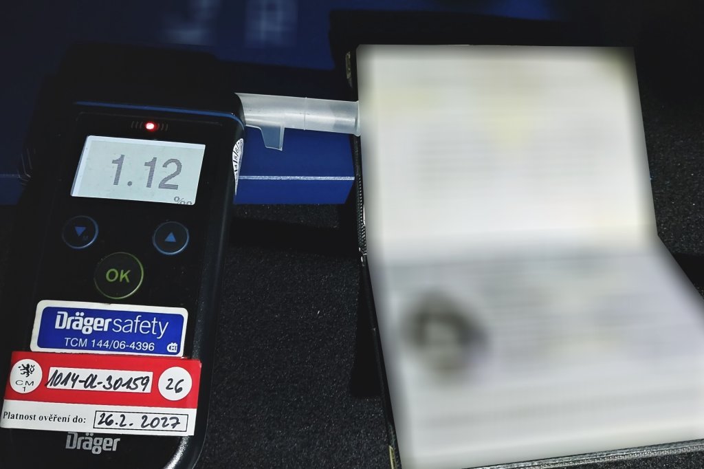 Zvracení a kolaps v altánku. Pardubičtí strážníci o víkendu sbírali opilé děti z ulic