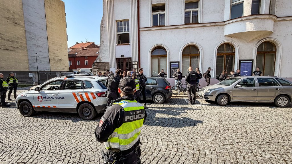 Hokejové emoce se přelily do ulic Pardubic!  Policie musela krotit vulgární fanoušky Komety u hotelu a řešila i alkoholový „doping“ před zápasem
