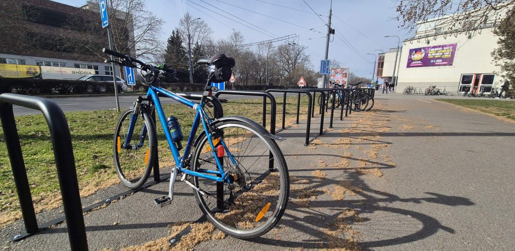 Na hokej, na fotbal nebo na koncert na kole: cyklisté mohou využít přes 200 nových míst pro jízdní kola