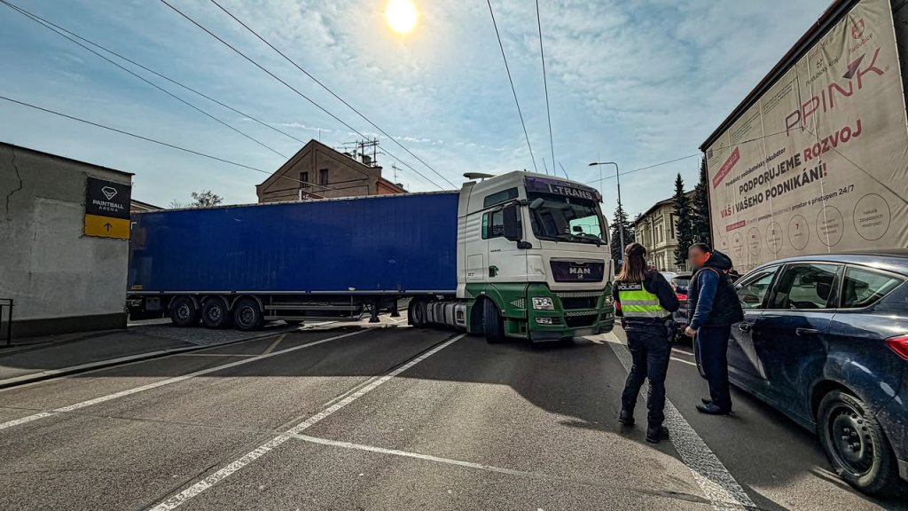 Potkají se indický řidič, litevský řidičák a slovenský kamion... Výsledek? Totální dopravní kolaps v Pardubicích
