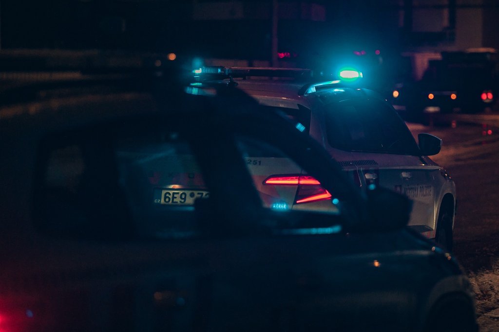 Krvavý start víkendu v Pardubicích. Rvačku před barem v Jiráskově ulici krotily tři hlídky strážníků