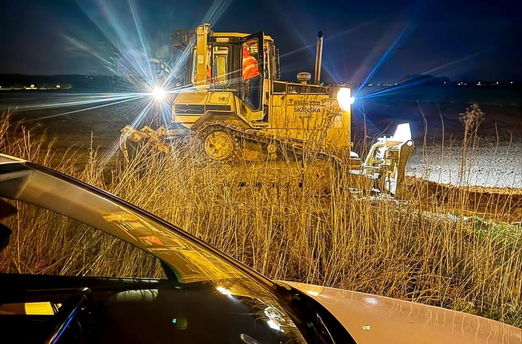 Umírající zvíře na poli? Ne, to jen bagrista v Pardubicích doháněl zpoždění!  Závada na ložisku nakonec ukončila páteční šichtu předčasně