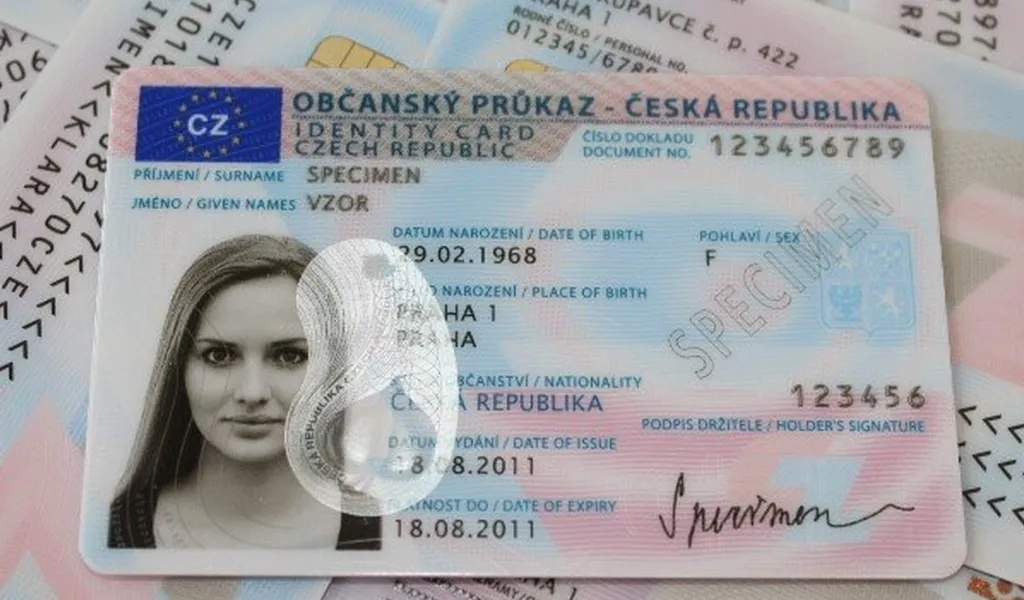 Konec starých občanek bez omezení platnosti se blíží. Zkontrolujte doklady prarodičům, v srpnu přestanou platit