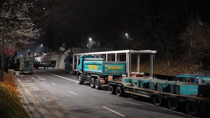 Stavbaři přivezli konstrukci lávky, silnice zůstane uzavřená do nedělního dopoledne