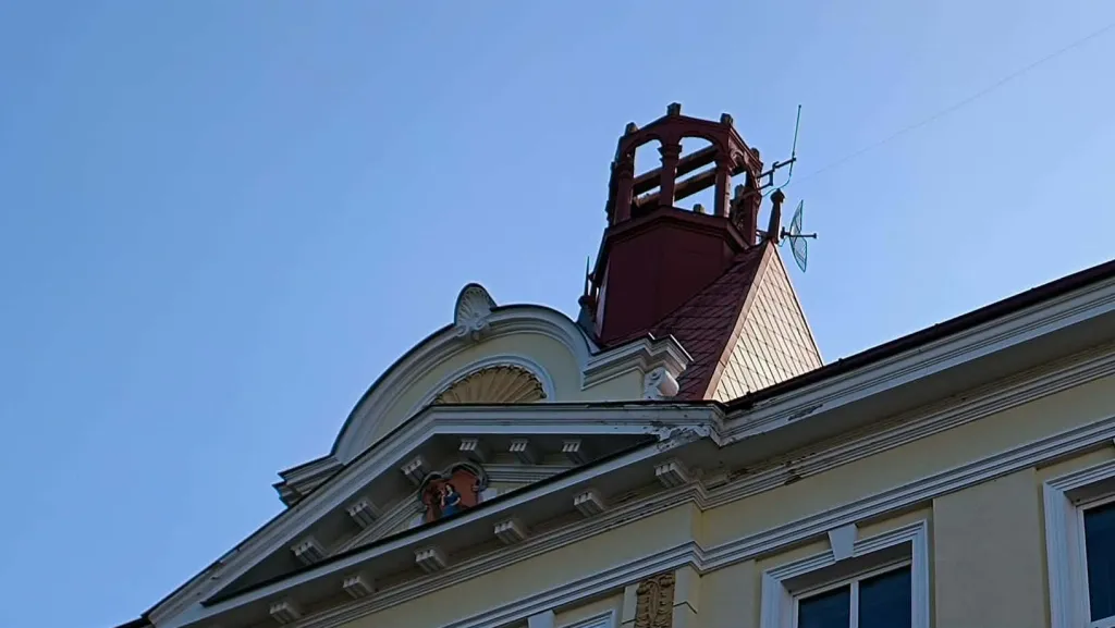 Unikátní věžička rychnovské základní školy šla k zemi, začíná její rekonstrukce